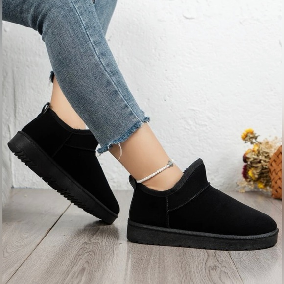 Black Fur Lined Thermal Ankle Winter Boot - Picture 4 of 5